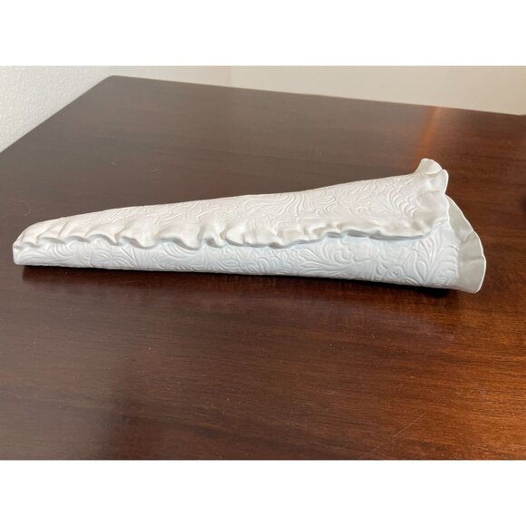 Vintage White Embossed Ceramic Wall Pocket Vase 13.5" - Picture 4 of 5